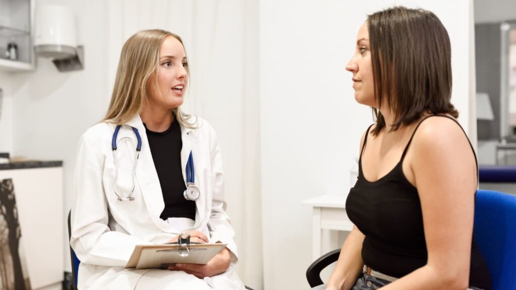 Arts in gesprek met patiënt over behandeling bij borstaandoening