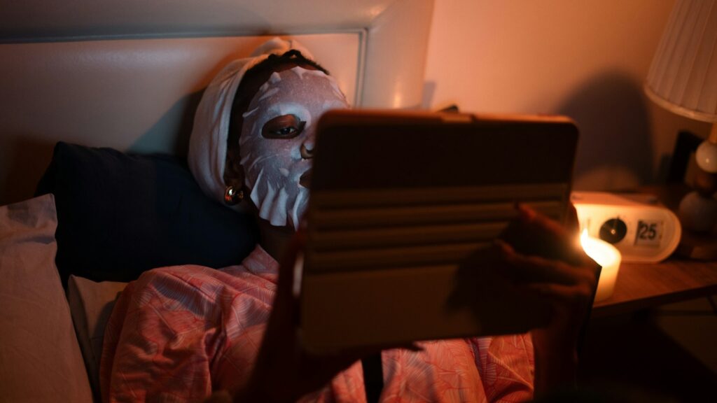 Schermgebruik in bed met tablet bij weinig licht verstoort de avondroutine slaap en houdt het lichaam actief