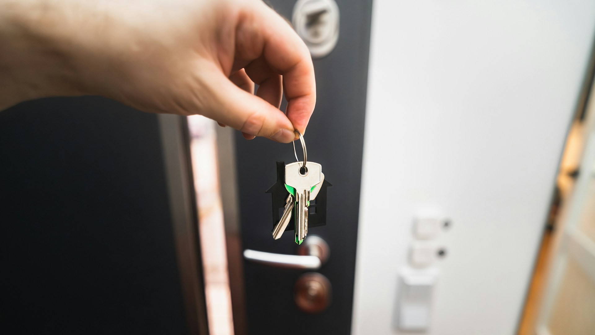 Sleutels in een voordeur benadrukken veiligheid rondom je woning en het belang van goed afsluiten