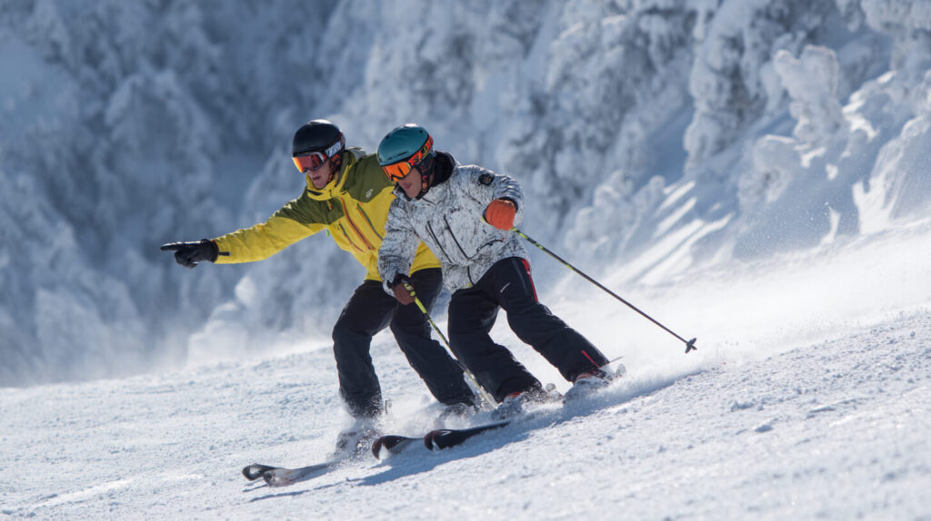 Ski techniek verbeteren met begeleiding op de piste en gecontroleerde bochten in de sneeuw.
