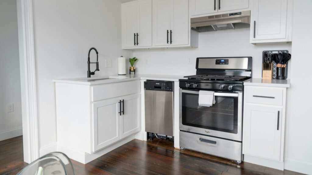 Kleine keuken indelen met lichte kleuren, strakke kasten en minimale inrichting voor ruimtelijk effect