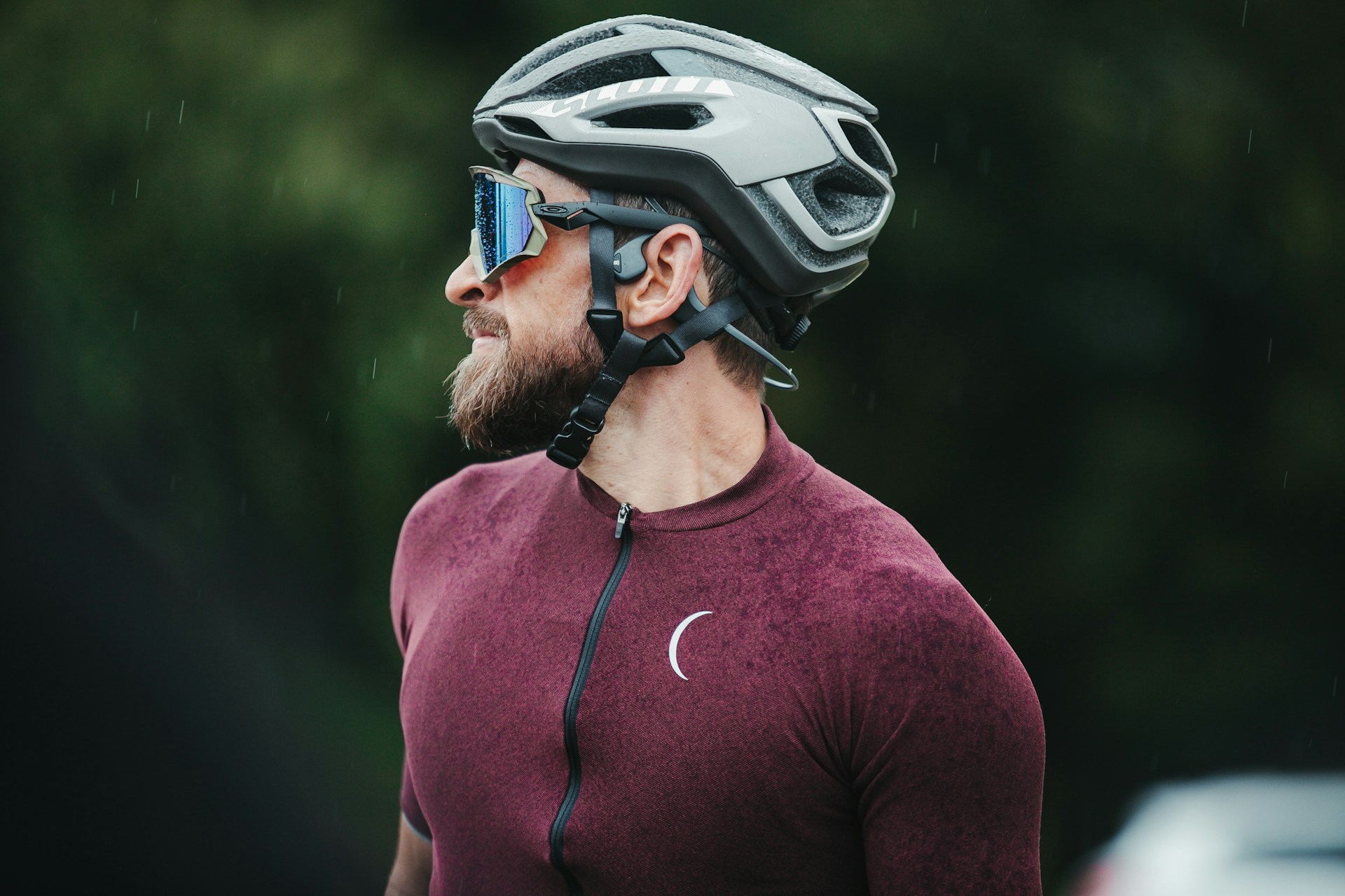 Goede pasvorm sportkleding zichtbaar bij wielrenner met aansluitend shirt en aerodynamische houding