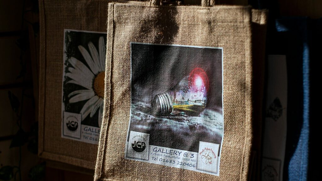 Herbruikbare stoffen tas met print als voorbeeld van duurzame keuzes en minder afval in dagelijks gebruik