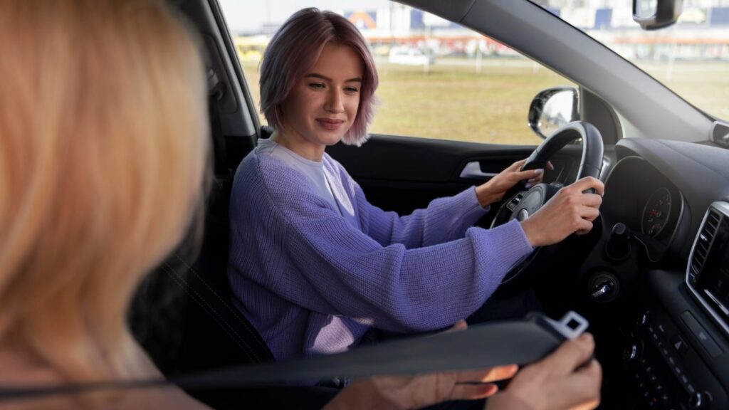 Rijangst verminderen tijdens rijles met leerling achter het stuur en instructeur die aanwijzingen geeft