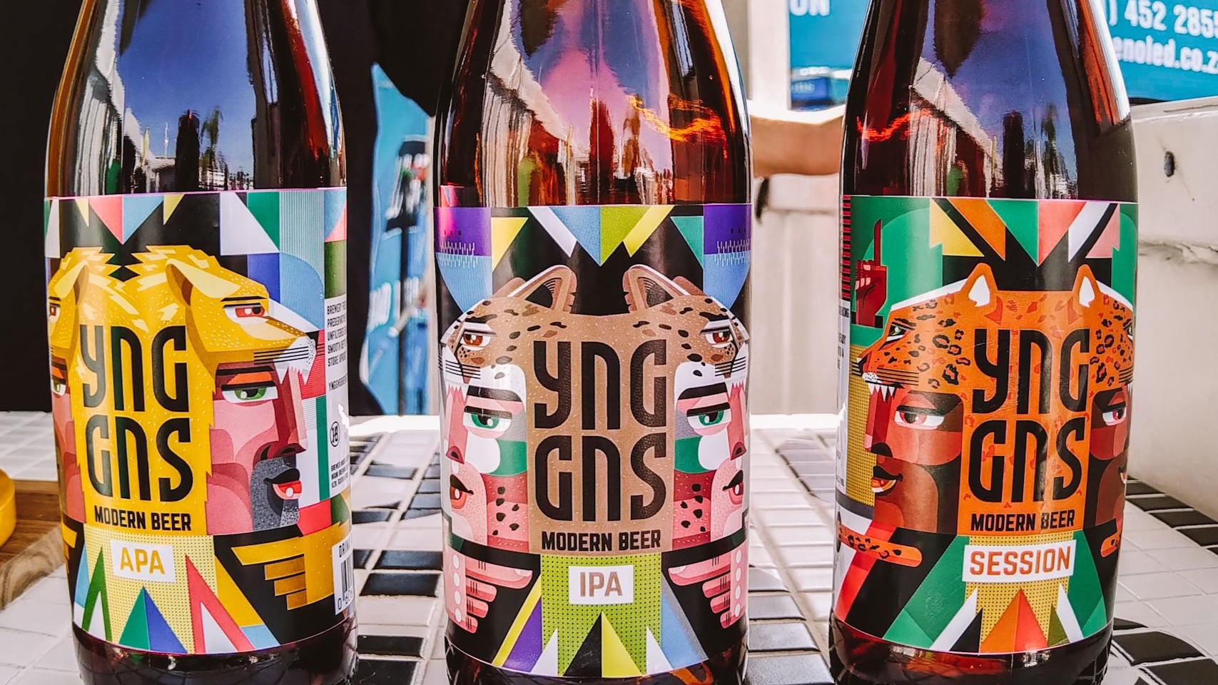 Kleurrijke speciaalbierflessen met labels, voorbeeld van bewust speciaalbier drinken en verschillende bierstijlen ontdekken