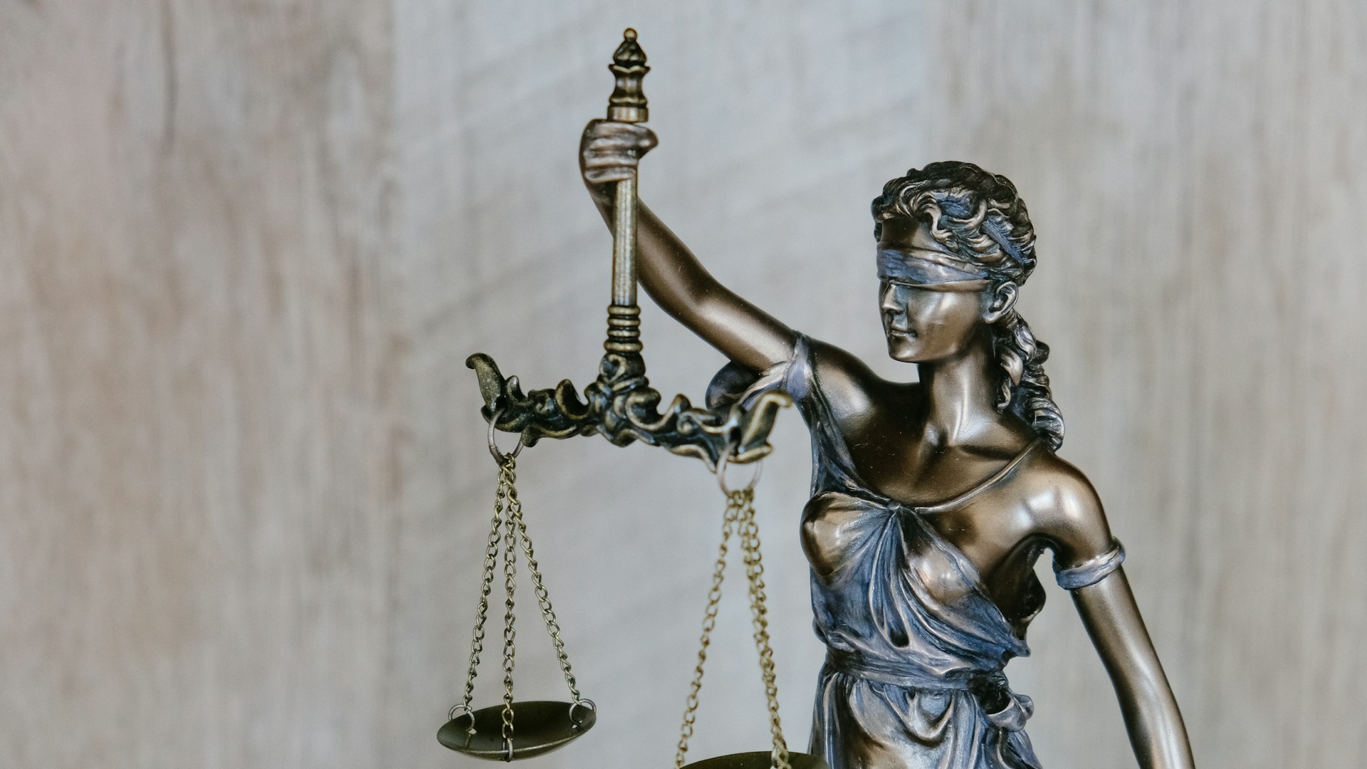 Vrouwe Justitia met weegschaal als symbool voor rechtszaak mentale impact en rechtspraak