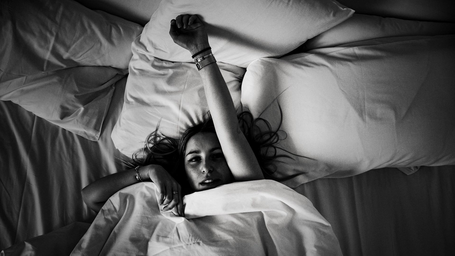 Ontspannen wakker worden in bed laat zien hoe een stabiele avondroutine slaap bijdraagt aan meer energie