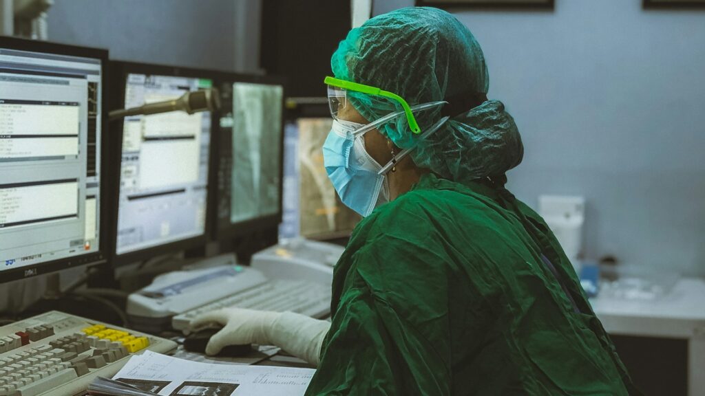 Zorgmedewerker werkt met apparatuur als voorbeeld van risicobeperking werkvloer door training en procedures
